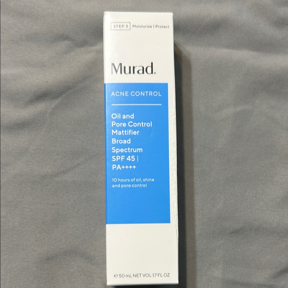 Murad Oil and Pore Control Mattifier SPF 45 - White and Blue